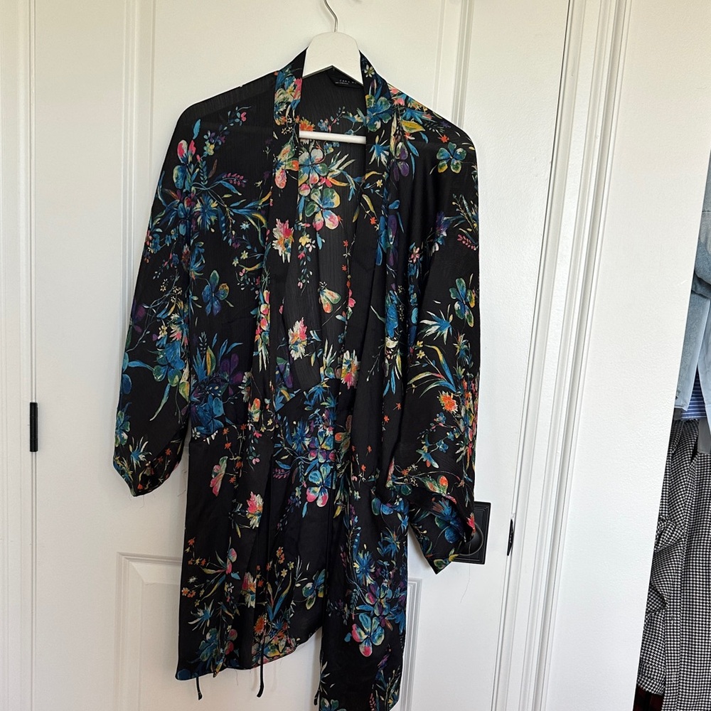 Zara small Floral Black Kimono